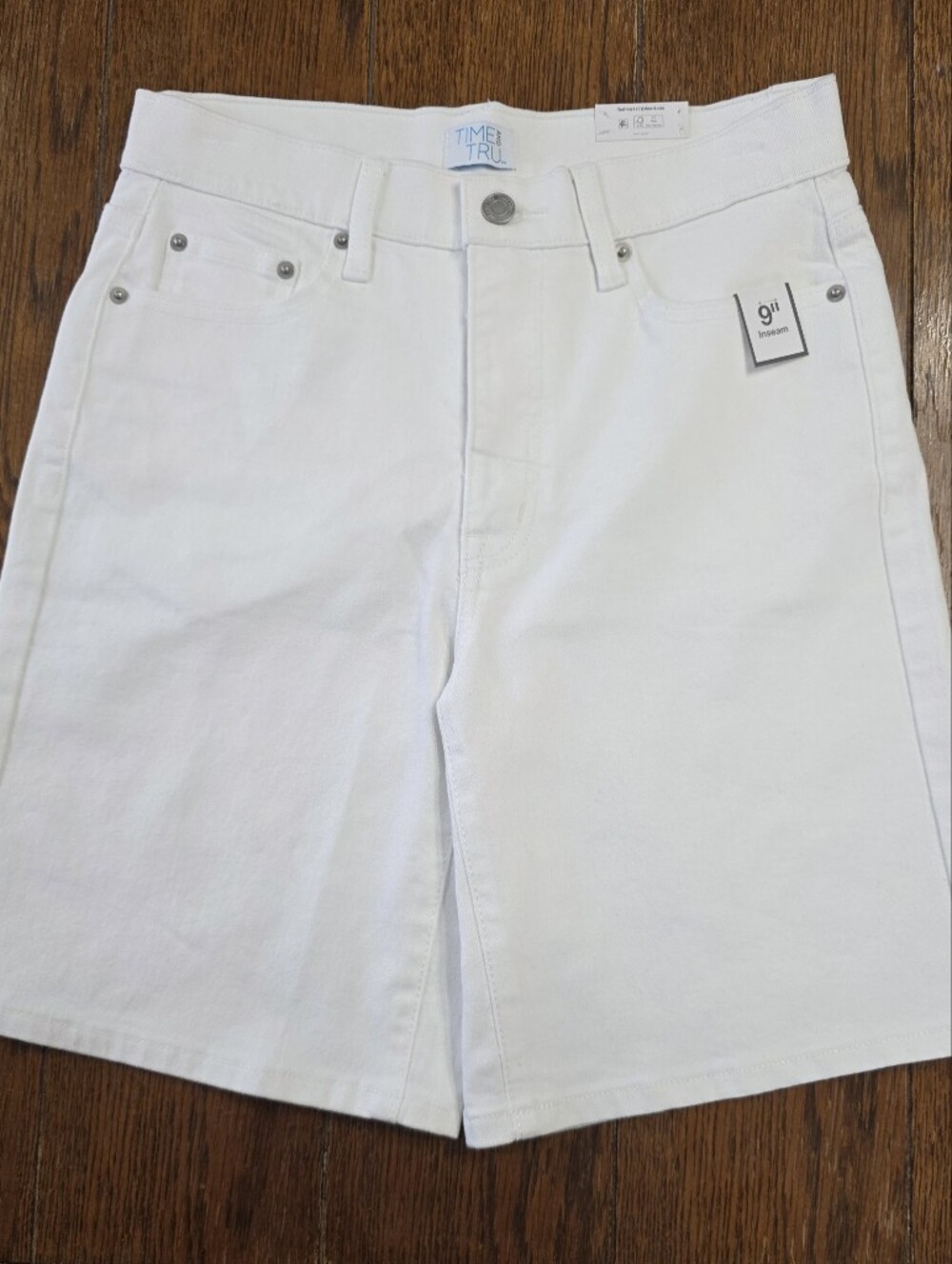 Time and Tru White Denim Shorts - Size 4 (9" Inseam)